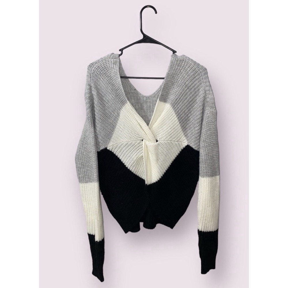 No Boundaries Women's Twist Back Sweater Size M Gray Black Cream Color Block - Picture 2 of 2